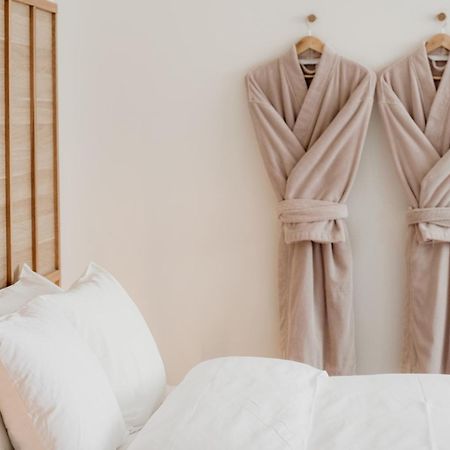 The Oak & Anchor Hotel Port Fairy Εξωτερικό φωτογραφία Two bathrobes hanging on a wall