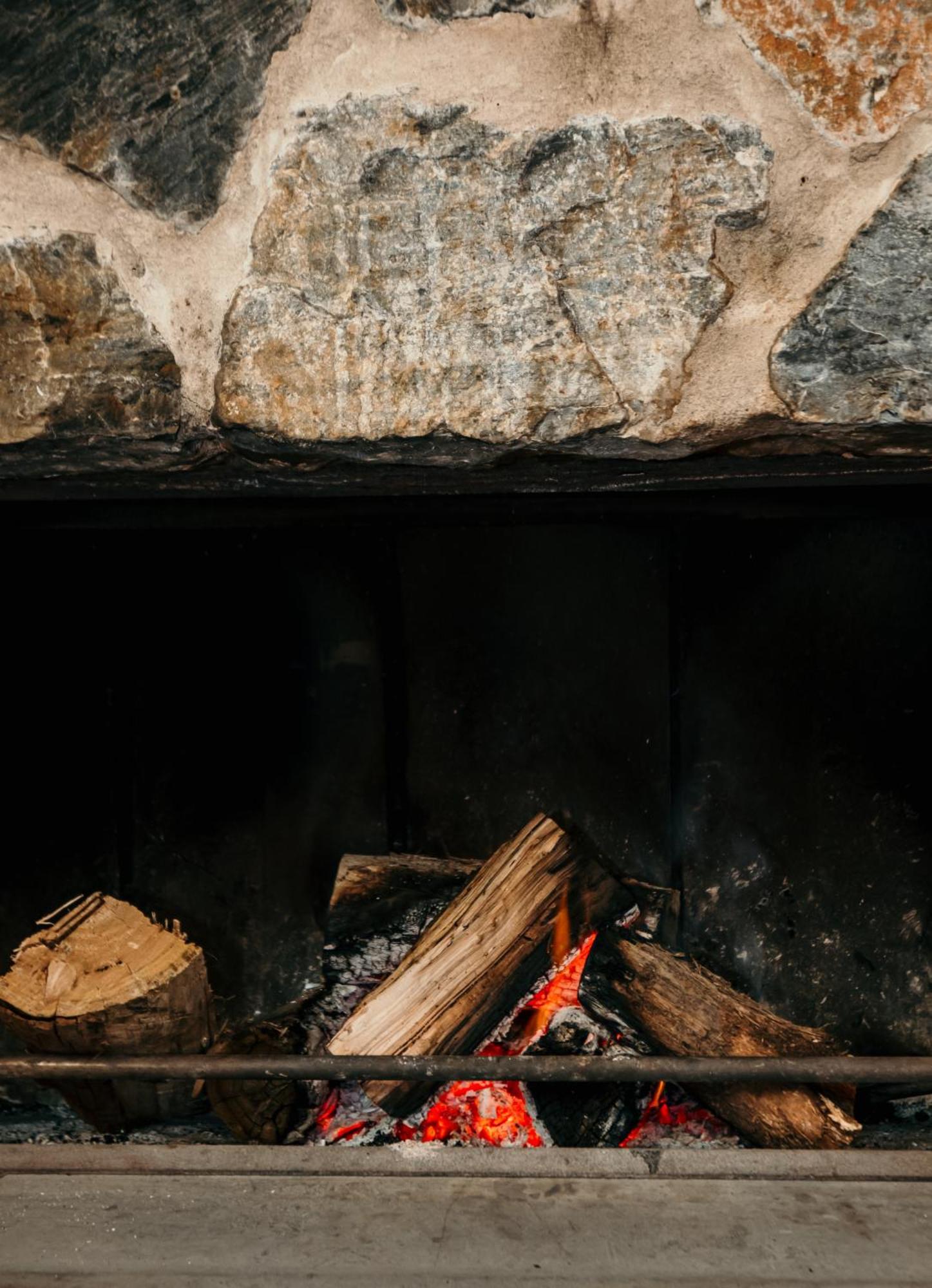 The Oak & Anchor Hotel Port Fairy Εξωτερικό φωτογραφία The interior of a wood-burning fireplace