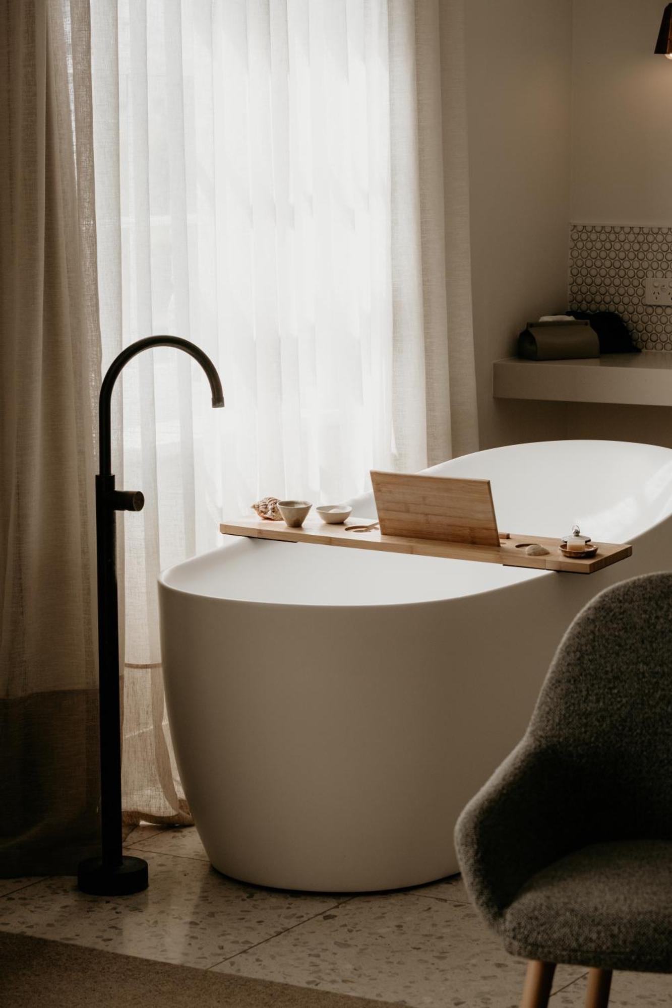 The Oak & Anchor Hotel Port Fairy Εξωτερικό φωτογραφία A freestanding bathtub