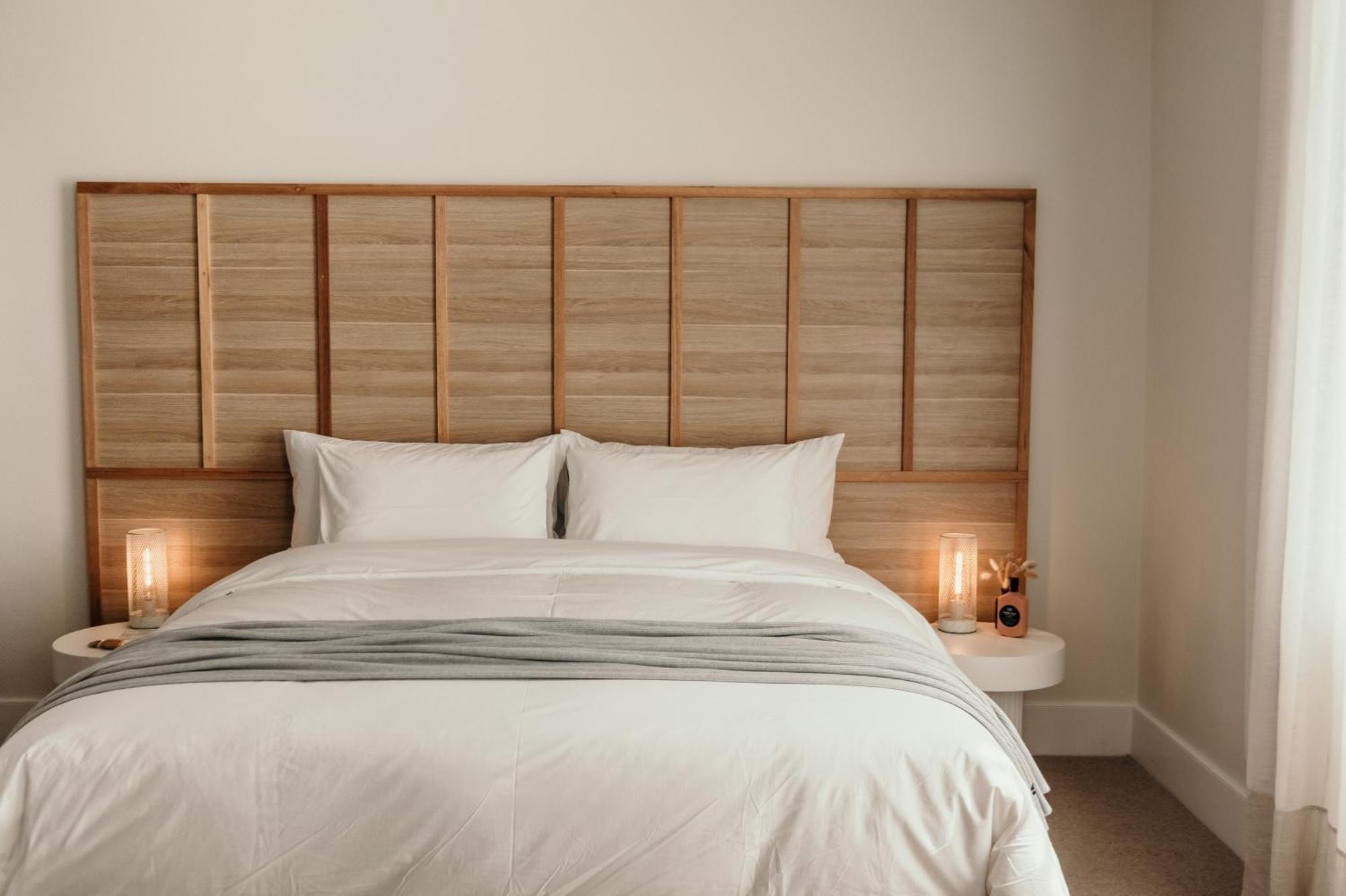 The Oak & Anchor Hotel Port Fairy Εξωτερικό φωτογραφία A bed with a headboard