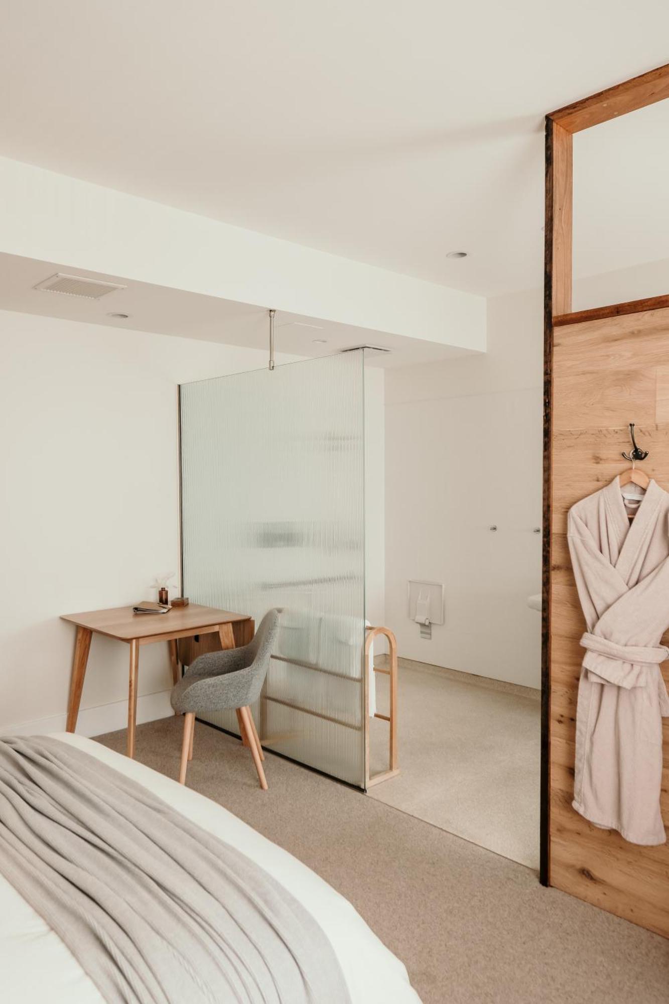 The Oak & Anchor Hotel Port Fairy Εξωτερικό φωτογραφία A shower enclosure