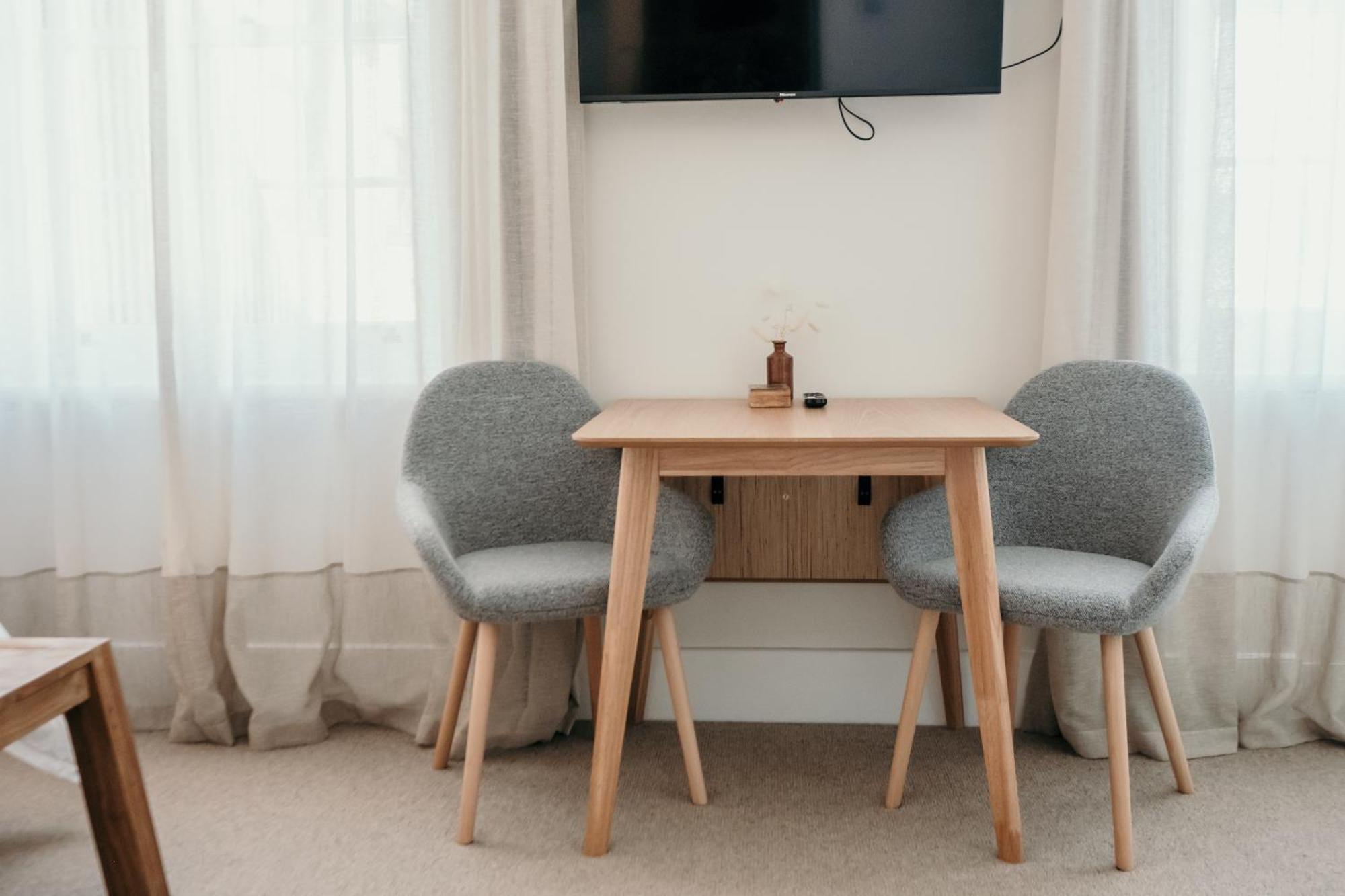 The Oak & Anchor Hotel Port Fairy Εξωτερικό φωτογραφία A small table with two chairs