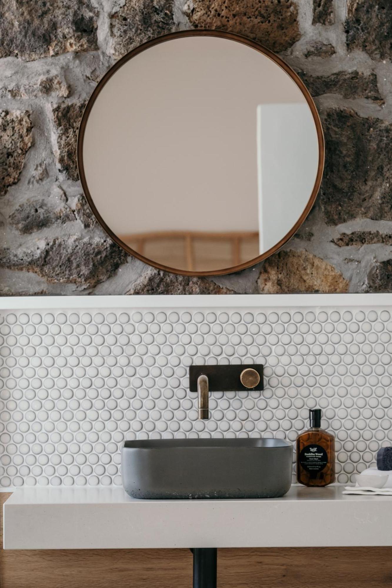 The Oak & Anchor Hotel Port Fairy Εξωτερικό φωτογραφία A bathroom with penny round tiles