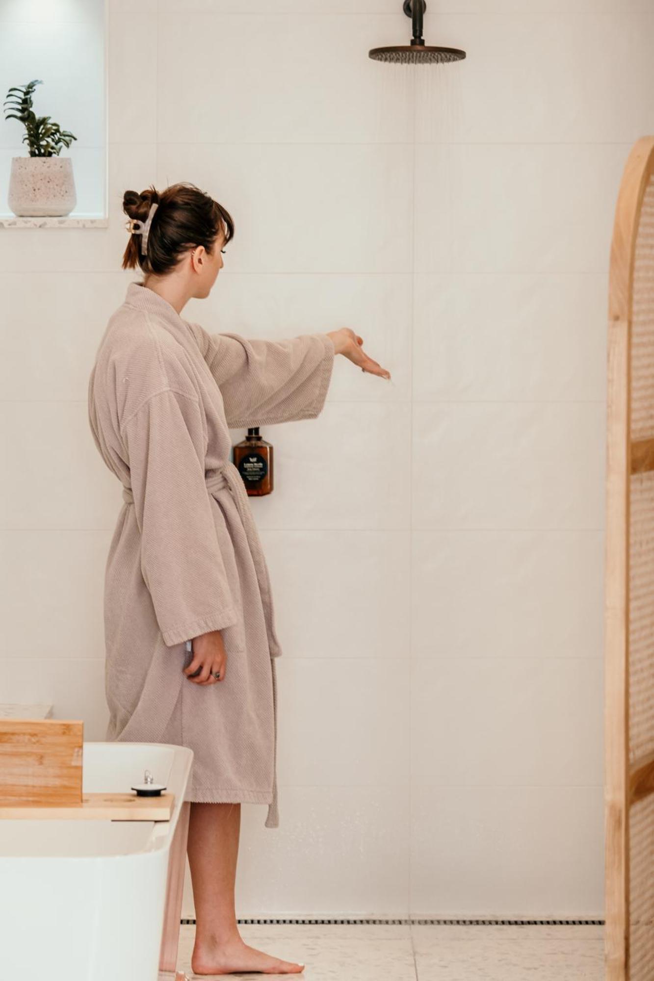 The Oak & Anchor Hotel Port Fairy Εξωτερικό φωτογραφία A woman wearing a bathrobe