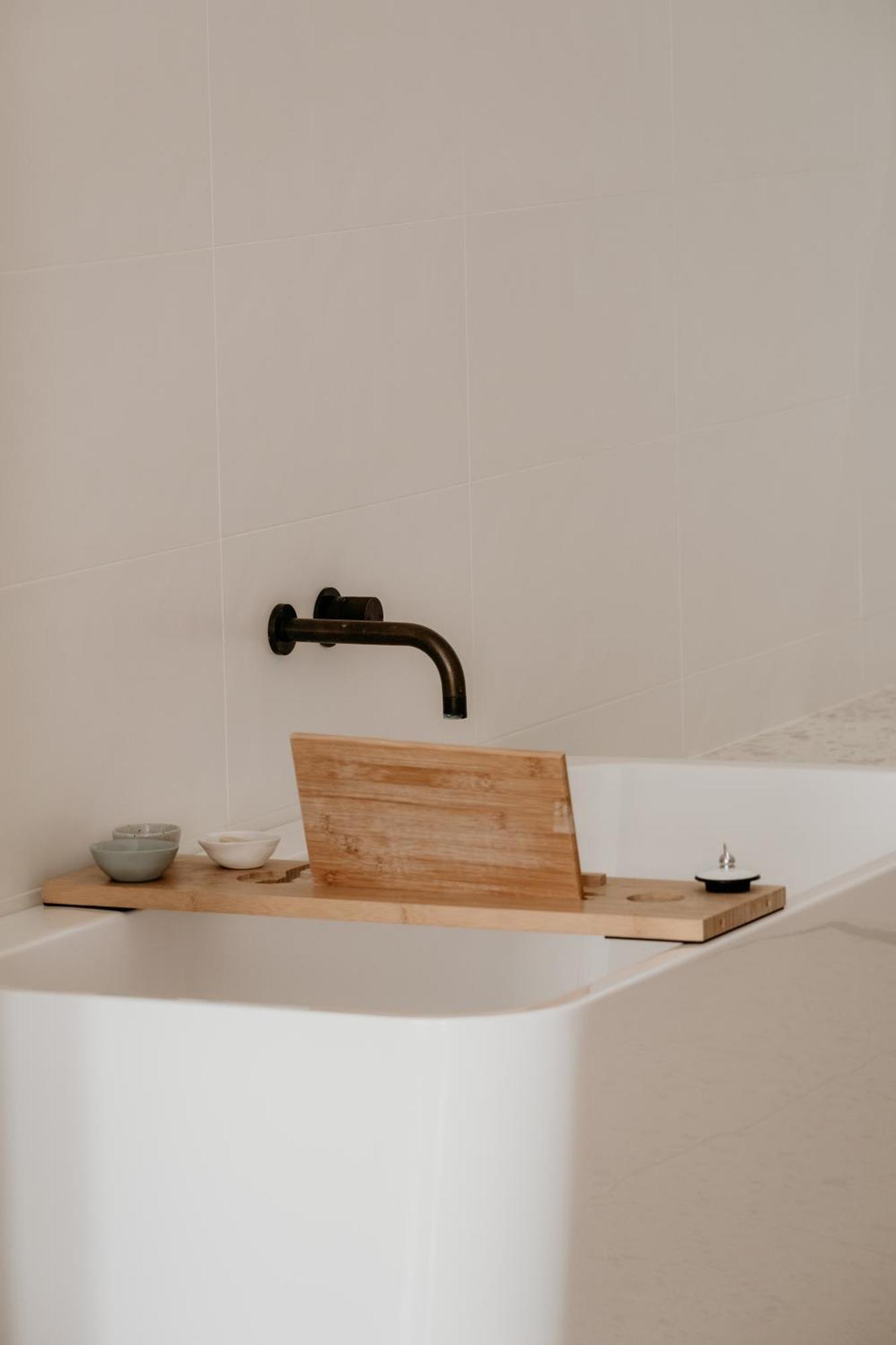 The Oak & Anchor Hotel Port Fairy Εξωτερικό φωτογραφία A bath caddy