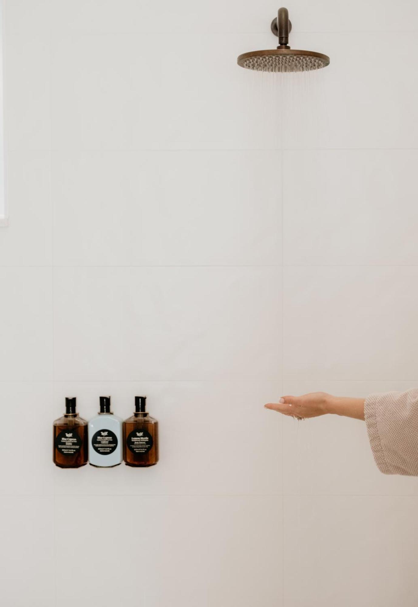The Oak & Anchor Hotel Port Fairy Εξωτερικό φωτογραφία A hand washing with soap