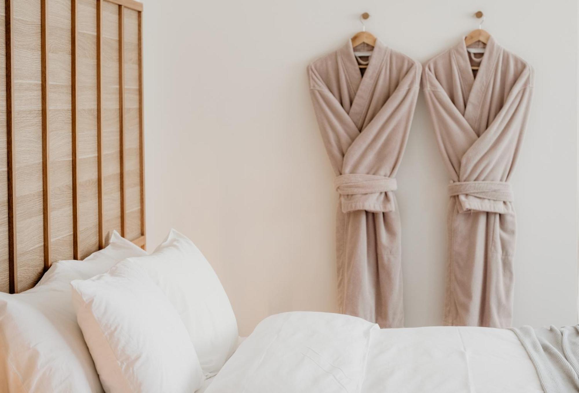 The Oak & Anchor Hotel Port Fairy Εξωτερικό φωτογραφία Two bathrobes hanging on a wall