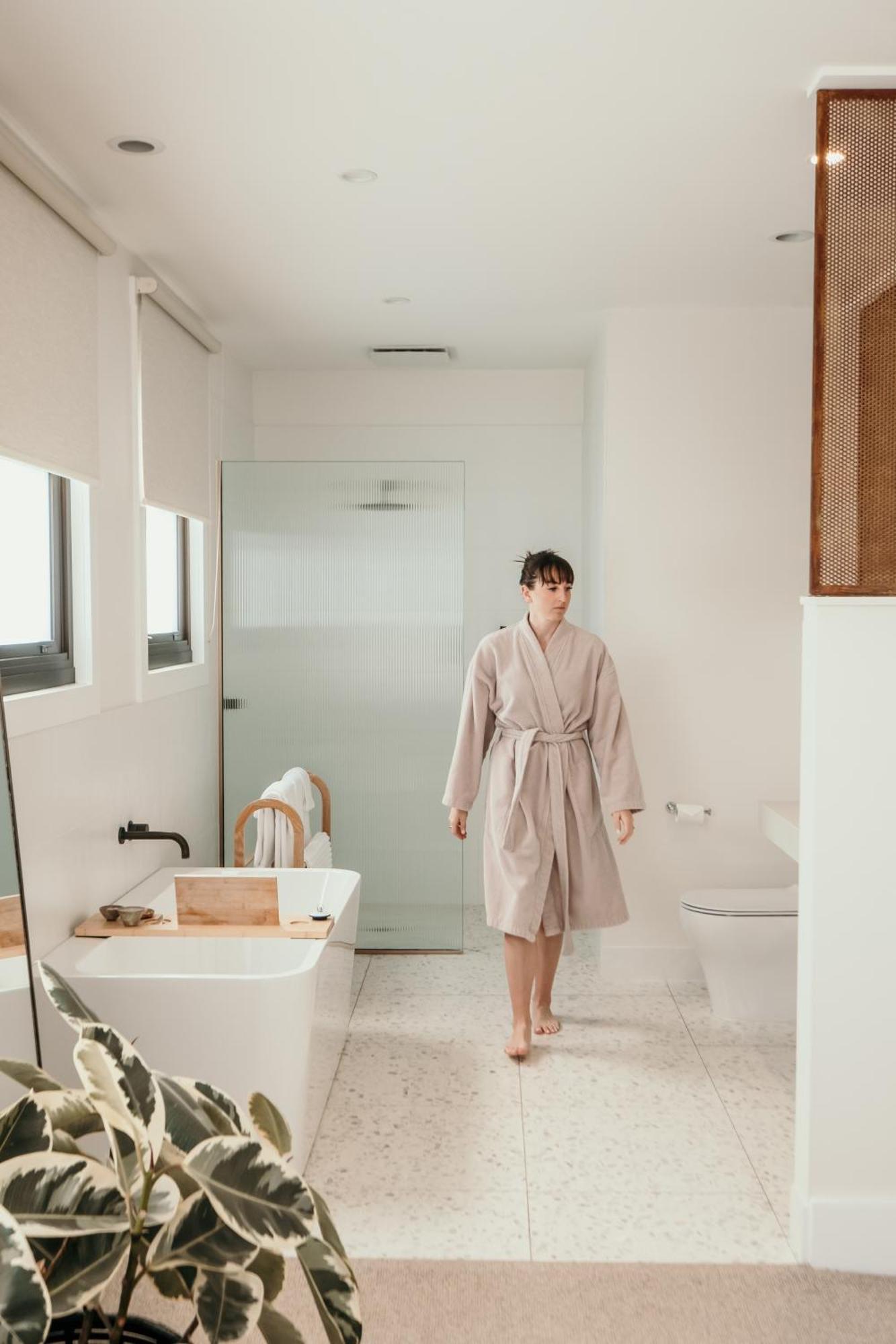 The Oak & Anchor Hotel Port Fairy Εξωτερικό φωτογραφία A woman wearing a bathrobe