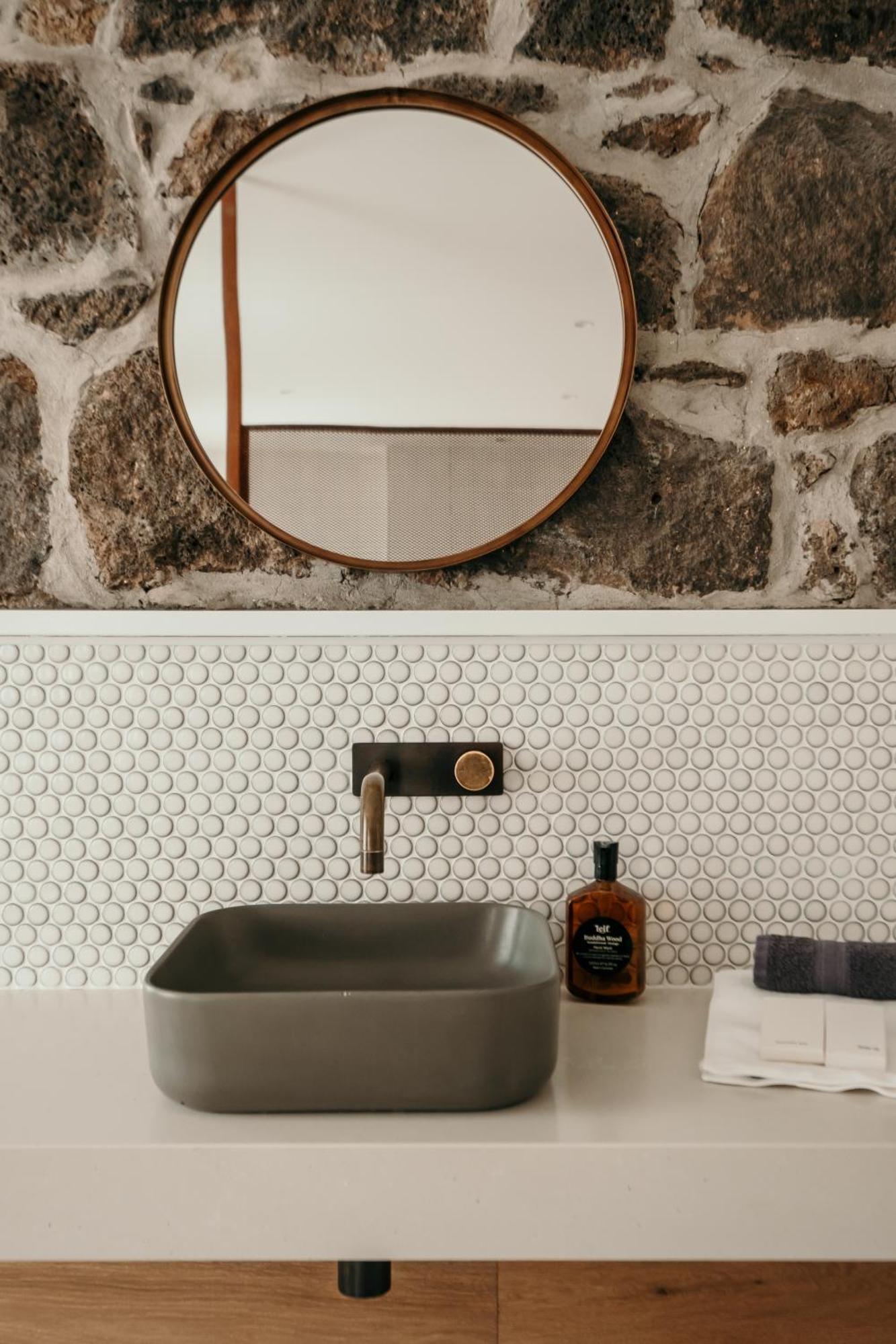 The Oak & Anchor Hotel Port Fairy Εξωτερικό φωτογραφία Bathroom with penny round tiles