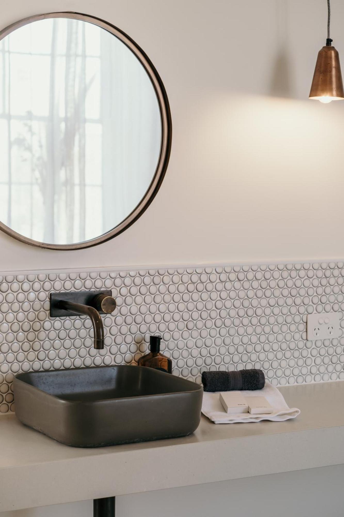 The Oak & Anchor Hotel Port Fairy Εξωτερικό φωτογραφία A bathroom with penny round tiles
